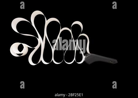 Drahtloses POS-Kreditkarten-Terminal für Zahlungen und langes Roll-Cash-Band auf schwarzem Hintergrund. Stockfoto