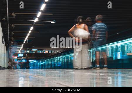 SANTIAGO, CHILE - JANUAR 2020: Ein Zug der Metro de Santiago an der Linie 1 Stockfoto