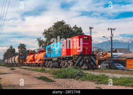 SANTIAGO, CHILE - JULI 2016: Ein Güterzug in Cerrillos Stockfoto