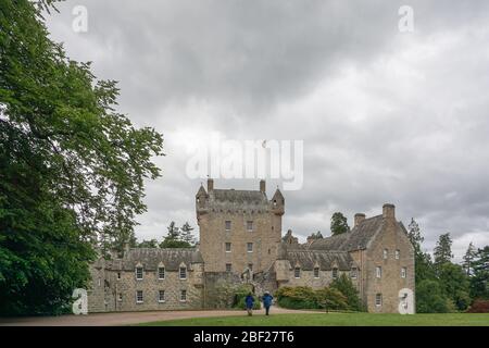 Cawdor Castle befindet sich inmitten von Gärten in der Pfarrei von Cawdor in den Highlands von Schottland. Das Schloss ist um einen Turm aus dem 15. Jahrhundert erbaut. Stockfoto