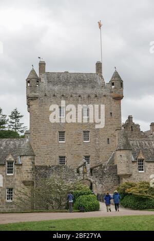 Cawdor Castle befindet sich inmitten von Gärten in der Pfarrei von Cawdor in den Highlands von Schottland. Das Schloss ist um einen Turm aus dem 15. Jahrhundert erbaut. Stockfoto