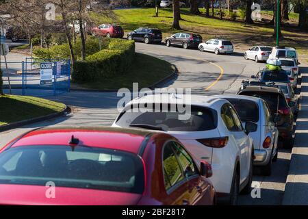 NORTH VANCOUVER, BC, KANADA - APR 11, 2020: Geschlossenes Schild vor dem Parkplatz inmitten von BC Park Schließungen als Reaktion auf die Covid 19 Pandemie. Stockfoto