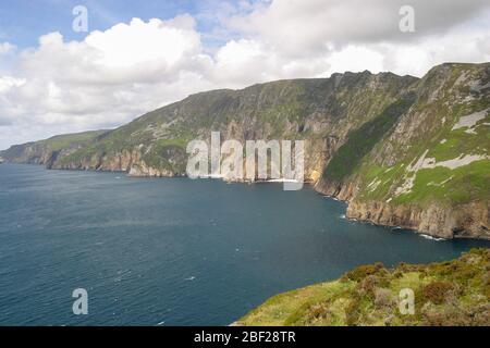 An einem ruhigen Junitag in der Slieve League in der Grafschaft Donegal, Irland, finden Sie die Klippen und den Atlantik. Stockfoto