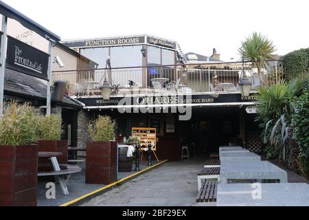 Reihe leerer Tische in der Außenbar-Erweiterung auf der Rückseite der O'Hares Bar, einem Barkomplex und Veranstaltungsort für Hochzeiten in Newcastle, County Down. Stockfoto