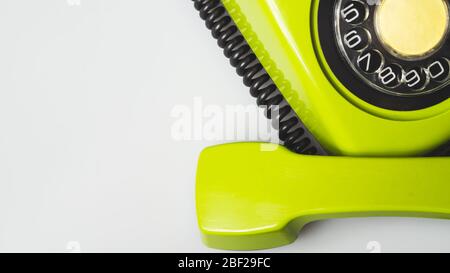 Telefon mit Hörer. Vintage grünes Telefon mit Telefonhörer. Büro Hintergrund. Alte Kommunikationstechnik. Kopierraum Stockfoto