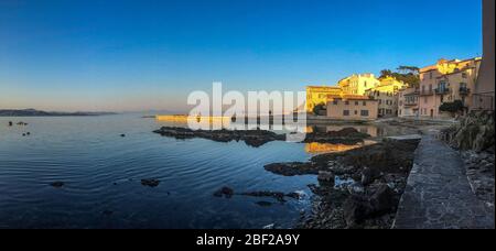 Saint Tropez, La Ponche - Avril 10, 2020 - Landschaft, Sonnenuntergang, Reflexion - Credit Ilona Barna BIPHOTONEWS Stockfoto