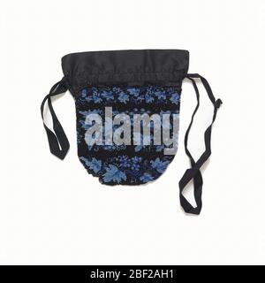 Tasche. Stricktasche mit farbigen Glasperlen in einem Design von Bändern aus Efeu, in Blau auf schwarzem Grund; schwarze Seide Futter und Bänder. Stockfoto