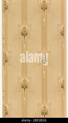 Seitenwand. Auf hellgrauem Grund, durchgehendes Wabenmuster aus weißen Perlen; vertikale Streifen mit versetzten Medaillons, bestehend aus pfirsichfarbenen Blüten mit Blättern, die von geometrischen Bordüren in weiß-goldener Girlande eingerahmt sind. Stockfoto