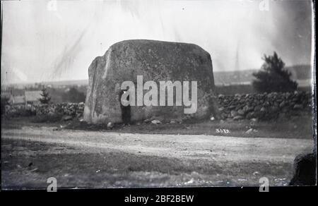 Unidentifizierter Mann steht vor dem Glacial Erratic Boulder. Smithsonian Institution Archives, Acc. 11-006, Box 007, Image-Nr. MAH-3082Smithsonian Institution Archives Capital Gallery, Suite 3000, MRC 507; 600 Maryland Avenue, SW; Washington, DC 20024-2520 Stockfoto