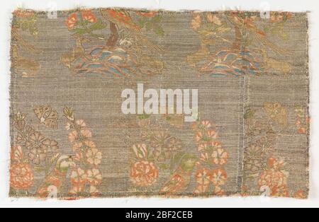 Textil. Gewebtes Seidentextil-Fragment mit sich wiederholenden Mustern von Rehen, die unter einem blühenden Baum mit einem Vogel und Schmetterling sitzen. Brauner Boden mit diskontinuierlichem Zusatzfüßl schwimmt in orange, grün und weiß. Stockfoto