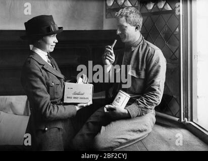 Amerikanische Soldatin erhält Schokolade von weiblicher amerikanischer Rotkreuz-Arbeiterin, Base Hospital No. 27, Tours, Frankreich, Lewis Wickes Hine, amerikanische Nationale Rotkreuz-Fotokollektion, Oktober 1918 Stockfoto