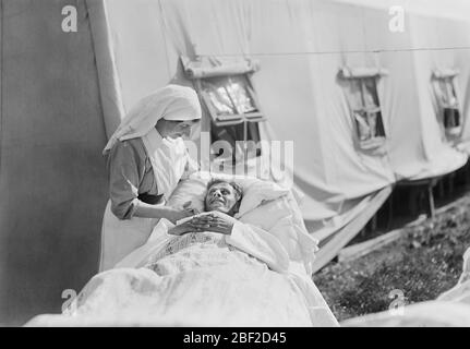 Krankenschwester jubelt Verletzten amerikanischen Soldaten an, American Military Hospital No. 5, unterstützt von American Red Cross, Auteuil, Frankreich, Lewis Wickes Hine, American National Red Cross Photograph Collection, September 1918 Stockfoto