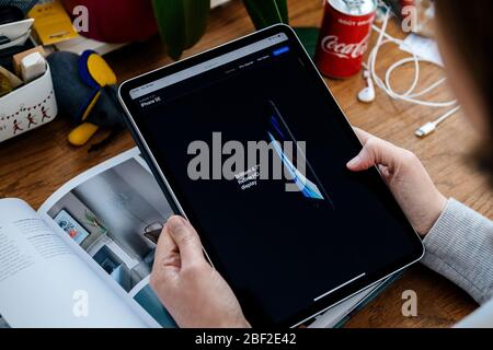 Paris, Frankreich - Apr 16, 2020: Brillantes 4,7 Retina hd Display - Frau auf der Apple Computer Internet-Website auf iPad Pro Tablet in Raumumgebung präsentiert neue iPhone SE Stockfoto