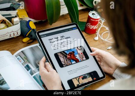 Paris, Frankreich - 16. April 2020: Videowerbung in High 4k Definition, wie Frauen auf der Apple Computers Internet-Website auf dem iPad Pro Tablet lesen, in der Raumumgebung präsentiert das neue iPhone SE Stockfoto