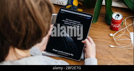 Paris, Frankreich - Apr 16, 2020: Neue Wasserresistant zu 1 Meter Frau auf der Apple Computers Internet-Website auf iPad Pro Tablet in Raum-Umgebung präsentiert neue iPhone SE Stockfoto