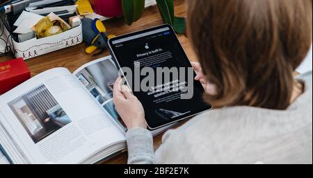 Paris, Frankreich - Apr 16, 2020: Datenschutz ist eine Botschaft auf der Apple Computers Website, wie Frau liest Internet-Website auf iPad Pro Tablet in Raum-Umgebung präsentiert neue iPhone SE Stockfoto