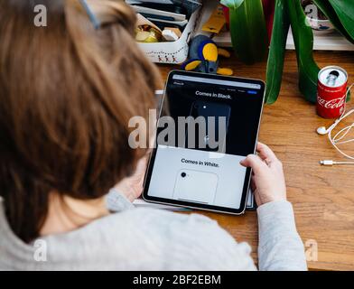 Paris, Frankreich - Apr 16, 2020: Kommt in schwarz - Frau auf Apple Computers Internet-Website auf iPad Pro Tablet in Raum-Umgebung präsentiert neue iPhone SE mit Stockfoto