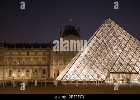 Louvre bei Nacht, Paris/Frankreich Stockfoto