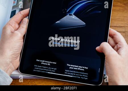 Paris, Frankreich - Apr 16, 2020: Frau auf der Apple Computers Internet-Website auf iPad Pro Tablet in Raum-Umgebung präsentiert neue iPhone SE mit Migration von Android OS Stockfoto