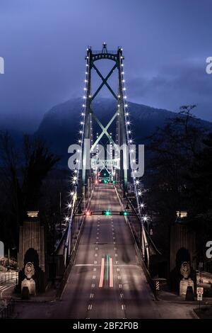 Ikonische Ansicht der Lions Gate Brücke, aber meist leer wegen Quarantänemaßnahmen, die als Reaktion auf die Covid 19 Pandemie ergriffen wurden. Stockfoto