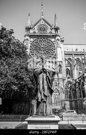 Statue von Papst Johannes Paul II. Vor der Kathedrale Notre Dame in Paris/Frankreich Stockfoto