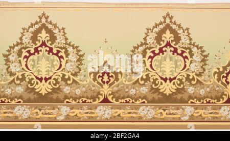 Frieze. Großes Blumenmedaillon, abwechselnd mit kleinerem Medaillon. Band aus verdrehtem Band verläuft entlang der unteren Kante. Gedruckt in dunkelrot, weiß und metallic Gold tan Hintergrund, der zu grün in der Mitte und braun in der Nähe der Unterseite abdunkles. Stockfoto