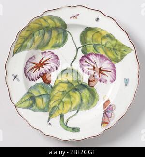 Platte. Eine Platte mit gewelltem, braunem Rand, bemalt mit einem großen Zweig Konvolvulus/Bindweed (Ipomoea purpurea) und verschiedenen Insekten. Stockfoto