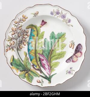 Platte. Eine Platte mit einem gewellten, braunrandigen Rand, bemalt mit einem Zweig aus Bocconia/Papageiengras (Bocconia frutescens) Blättern, verschiedenen Spigs, einer Raupe und zwei geflügelten Insekten. Stockfoto
