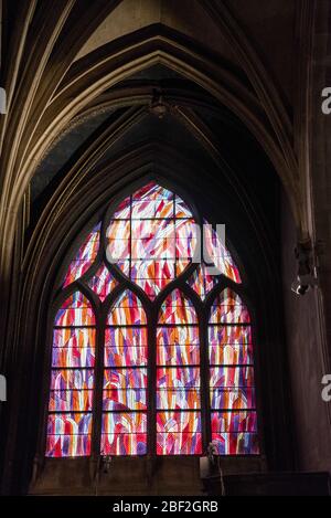 Coloful Moderne Fenster einer Kirche in Paris/Frankreich Stockfoto