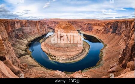 Horseshoe Bend Canyon riesige Steinschleife Panoramablick, Blick auf Colorado River Bend und Red Rock Canyon, stehende Wände am Rand. Stockfoto