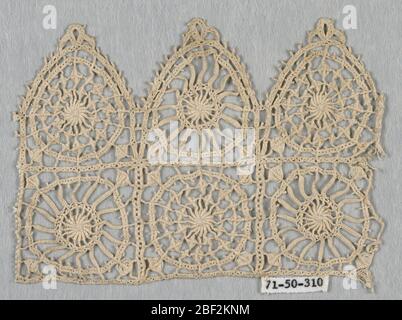 Fragment. Fragment eines Randes mit Tabs, die kleine konzentrische Kreise und Radformen enthalten. Stockfoto