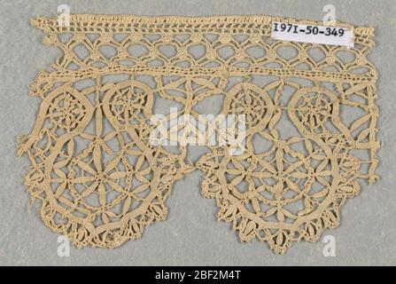 Fragment. Fragment mit zwei kreisförmigen lappierten Tabs, die durch scrollende Linien gebildet werden. Eingebettet mit den Schriftrollen am unteren Rand sind radähnliche Formen. Tabs sind an einem schmalen Rand von Dreiecken angebracht. Stockfoto