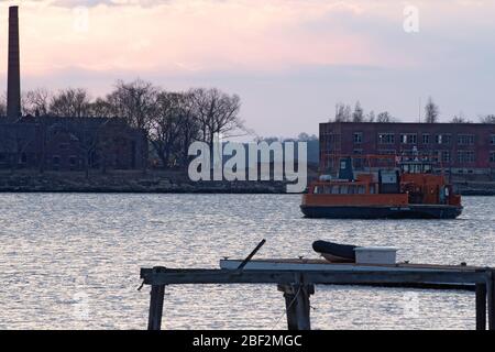 NEW YORK, NY - APRIL 16: Fähre mit Spezialbetrieb Medical Examiner Kühltruck reist nach Hart Island, wo nicht beanspruchte Körper von COVID- Stockfoto