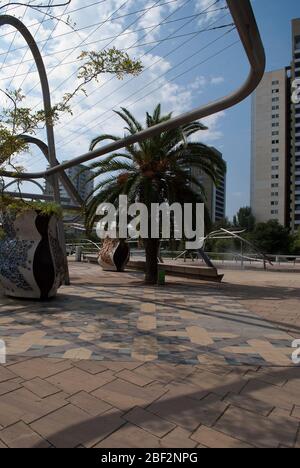 2000er Architektur Dekonstruktivistischer Dekonstruktivismus Skulptur Kunst Parc de la Diagonal Mar, Barcelona, Spanien Enric Miralles Benedetta Tagliabue EMBT Stockfoto