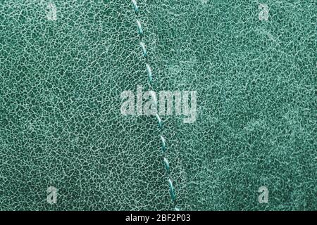 Grüne Leder Textur mit einem Stich. Material mit Naht. emerald Farbe Hintergrund Stockfoto