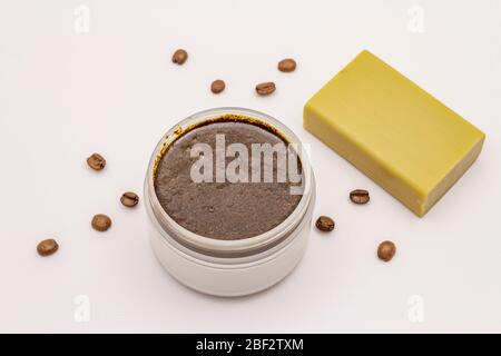 Kaffee Körper Peeling und Seife isoliert auf weißem Hintergrund. Spa-Konzept, hausgemachte Kosmetik aus natürlichen Zutaten Stockfoto