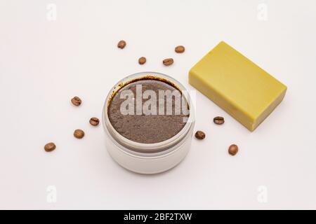 Kaffee Körper Peeling und Seife isoliert auf weißem Hintergrund. Spa-Konzept, hausgemachte Kosmetik aus natürlichen Zutaten Stockfoto