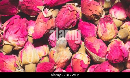 Getrocknete Rosenblüten aus nächster Nähe. Kräutertee-Zutat Stockfoto