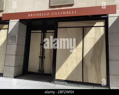 Nova York, EUA. April 2020. (NEUE) luxuriöse Geschäfte geschlossen inmitten Covid-19. 16. April 2020, New York, USA: Luxuriöse Geschäfte auf der Madison Avenue in New York schlossen mit Holzverkäften und leeren Fenstern, um Diebstahl zu verhindern, wegen der Coronavirus-Pandemie (Covid- 19). Die Isolierung und der Aufenthalt zu Hause Auftrag wurden bis Mai 15 von Andrew Cuomo, Gouverneur von New York State verlängert.Quelle: Niyi Fote/Thenews2 Quelle: Niyi Fote/TheNEWS2/ZUMA Wire/Alamy Live News Stockfoto