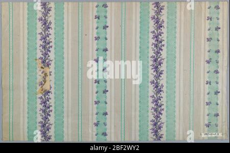 Textil. Zwei Fragmente, gleiches Design in verschiedenen Farben. A) in blau-grauen Streifen gestreift und fein braun gestreift; kleine Schussmuster der Rebe mit grauen Beeren. B) mit grünen Streifen und Beeren im Lavendel. Glasiert. Stockfoto
