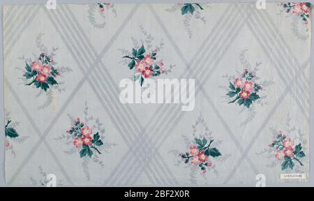 Textil. Drei Stück, gleiches Design, verschiedene Farben. A) gemahlen, wahrscheinlich durch 'Farbe', in zwei Grautönen in winzigen Zickzacktönen gedruckt; dunkleres Gittermuster. Stockfoto