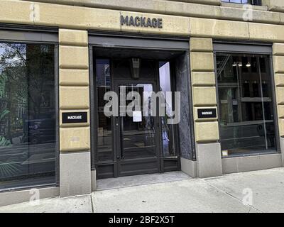 Nova York, EUA. April 2020. (NEUE) luxuriöse Geschäfte geschlossen inmitten Covid-19. 16. April 2020, New York, USA: Luxuriöse Geschäfte auf der Madison Avenue in New York schlossen mit Holzverkäften und leeren Fenstern, um Diebstahl zu verhindern, wegen der Coronavirus-Pandemie (Covid- 19). Die Isolierung und der Aufenthalt zu Hause Auftrag wurden bis Mai 15 von Andrew Cuomo, Gouverneur von New York State verlängert.Quelle: Niyi Fote/Thenews2 Quelle: Niyi Fote/TheNEWS2/ZUMA Wire/Alamy Live News Stockfoto