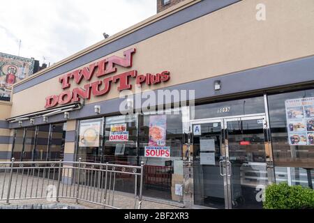 New York, Usa. April 2020. Twin Donuts Restaurant ist geschlossen inmitten der COVID-19 Pandemie im Inwood Viertel von Manhattan (Foto: Lev Radin/Pacific Press) Quelle: Pacific Press Agency/Alamy Live News Stockfoto