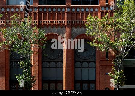 1880er Jahre Moderne Architektur Rote Ziegelsteine Mueum Galerie Fundacio Antoni Tapies, Carrer d'Arago, Barcelona, Spanien von Lluís Domènech i Montaner Stockfoto