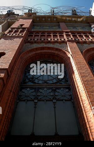 1880er Jahre Moderne Architektur Rote Ziegelsteine Mueum Galerie Fundacio Antoni Tapies, Carrer d'Arago, Barcelona, Spanien von Lluís Domènech i Montaner Stockfoto