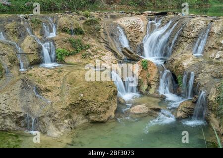 Thác Hiêu Wasserfall im Pù Luông Naturschutzgebiet, Vietnam Stockfoto