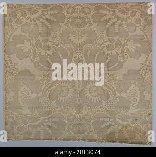 Fragment. Quadratisches Fragment aus weißer Seide mit silbernen Garnen, die das Design von symmetrischen Blumenmustergarnen in großem Stil zeigen. Beide Selvage vorhanden. Mit Silbergallon umrandet. Stockfoto