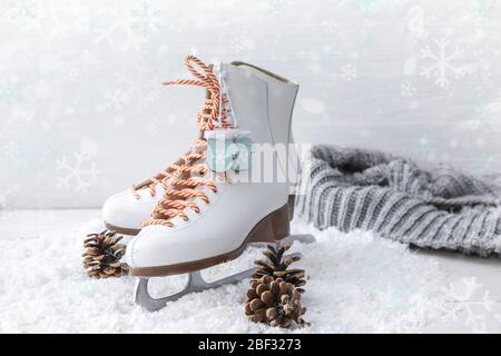 Schlittschuhe und Schnee auf weißem Hintergrund Stockfoto