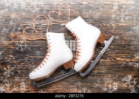 Schlittschuhe auf Holzhintergrund Stockfoto
