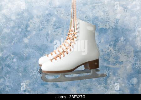 Schlittschuhe auf farbigem Hintergrund Stockfoto